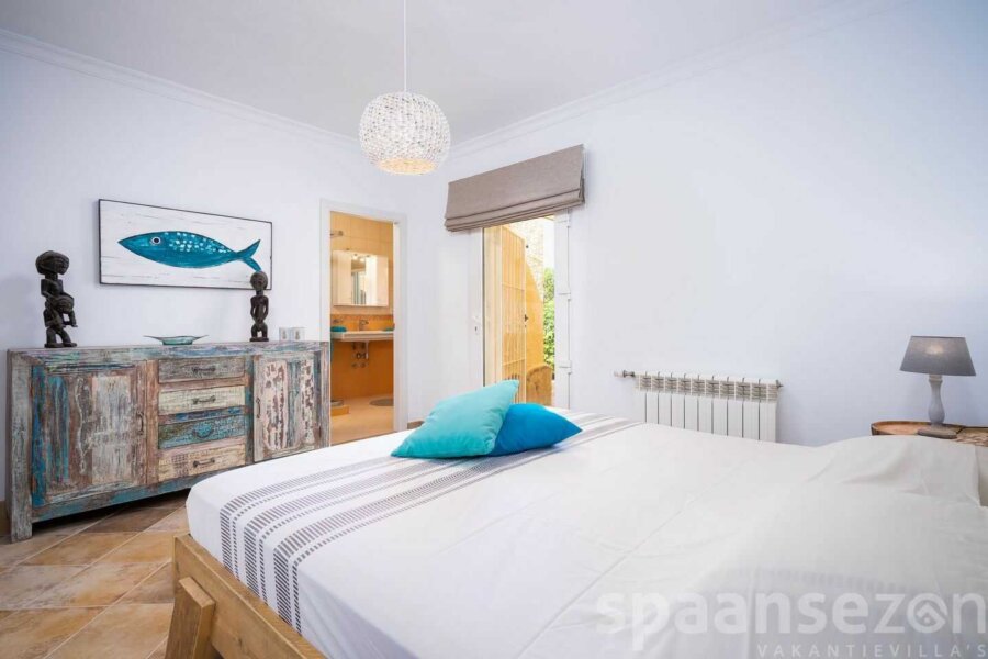 Zwembad villa Annamar heeft een ruime slaapkamer met ensuite een badkamer