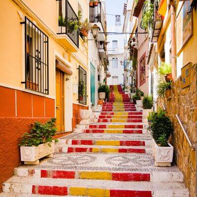 In het oude centrum van Calpe tref je de trappen die gekleurd zijn de Spaanse kleuren
