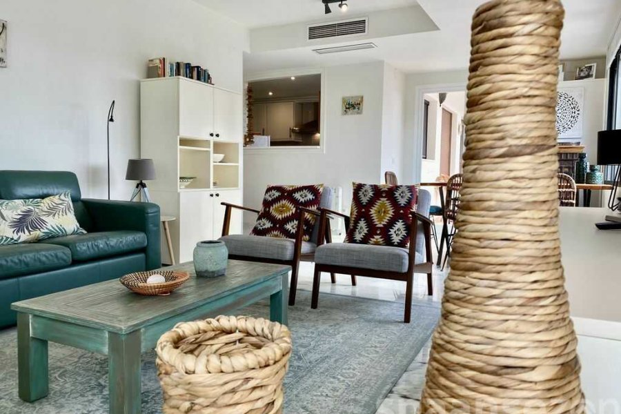 Appartement Moraira Suites heeft een lichte ruime woonkamer