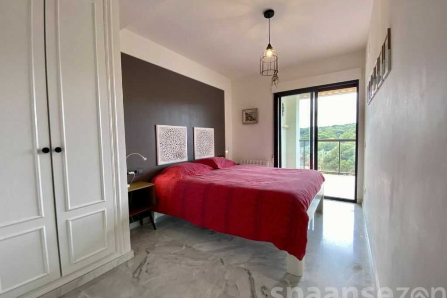 Appartement Moraira Suites heeft 2 slaapkamers met deuren naar het ruime balkon met zeezicht