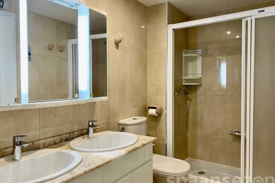 In centrum Moraira ligt appartement Moraira Suites met 2 badkamers