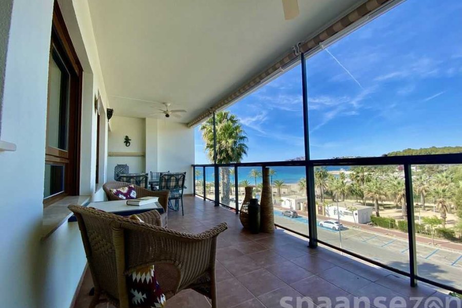 Moraira Suites in centrum Moraira heeft een ruim balkon met zicht op de Middellandse Zee
