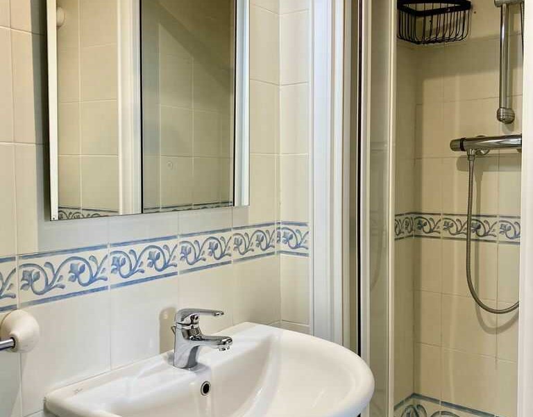 In centrum Moraira ligt appartement Moraira Suites met 2 badkamers