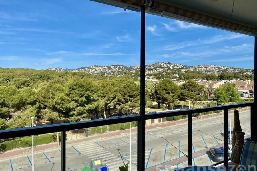 Moraira Suites heeft een groot balkon met mooi uitzicht