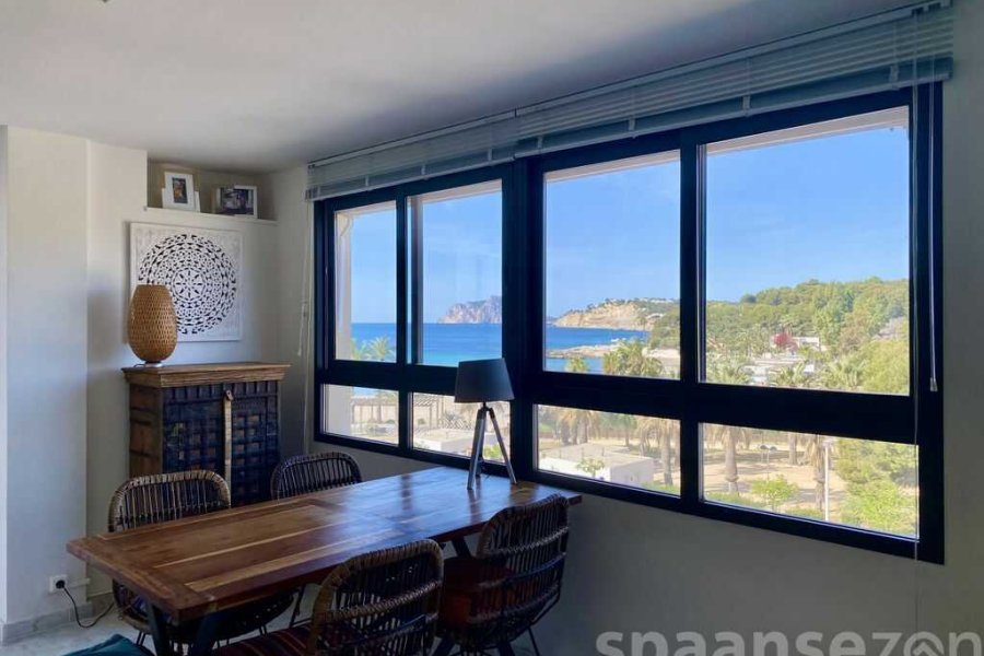 Moraira Suites in Moraira heeft een eettafel met prachtig zicht op de Middellandse Zee