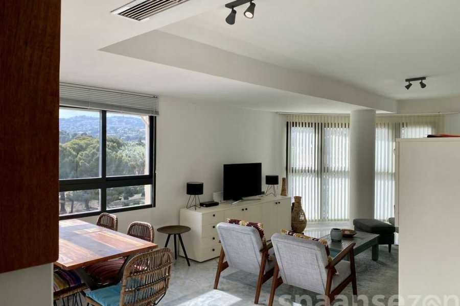 Appartement Moraira Suites in Moraira heeft een lichte ruime woonkamer met veel ramen