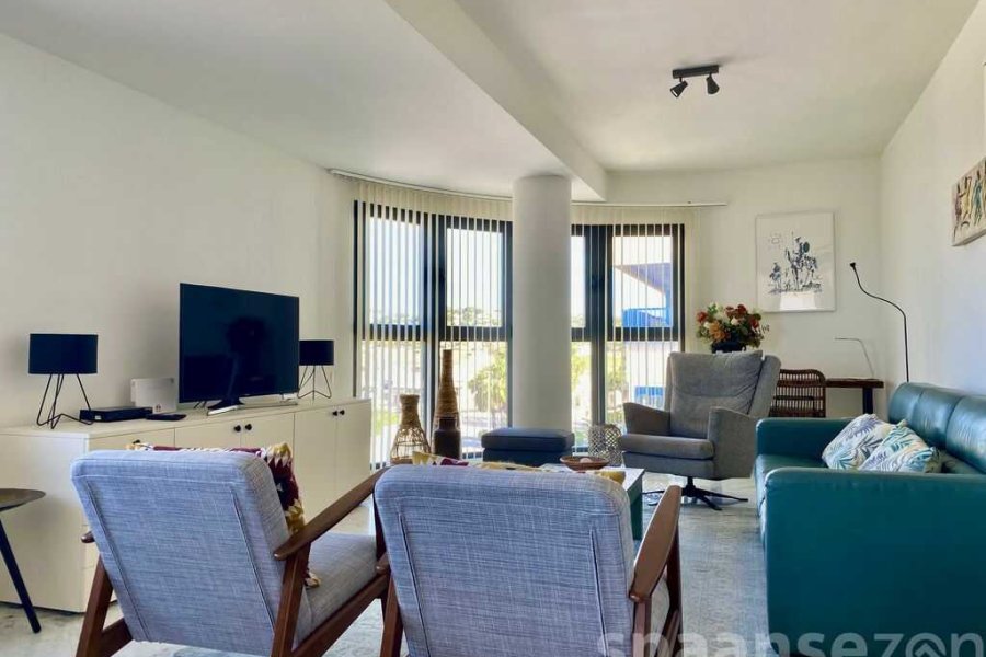 Lichte woonkamer van Moraira Suites in het centrum van Moraira
