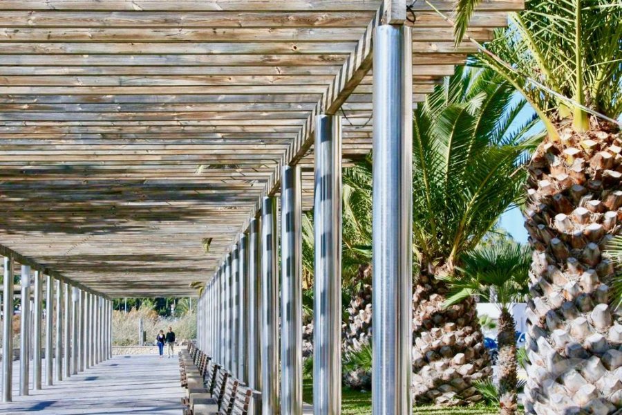 Vanaf het balkon jij ze zo op de boulevard van Moraira
