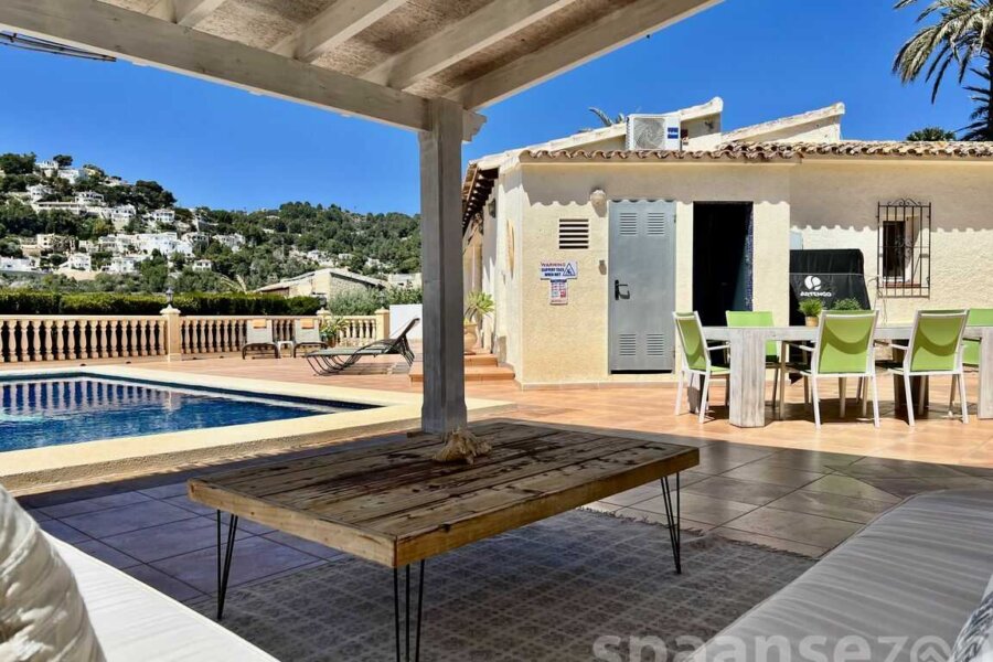 Casa Maia in Moraira heeft een overdekte loungehoek met zicht op het zwembad