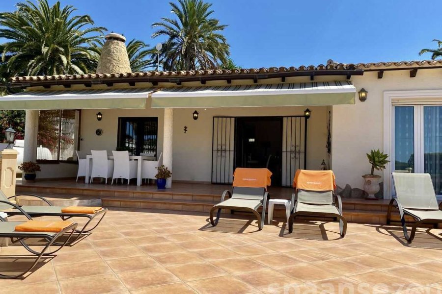 Casa Maia in Moraira heeft een groot terras met ligbedden en diverse zitjes