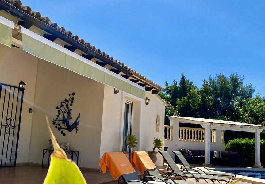 Casa Maia in Moraira heeft een ruim terras met ligbedden en een privé zwembad