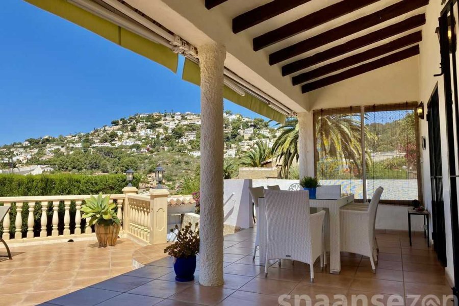 Villa Maia in Moraira heeft een overdekt terras met prachtig zicht op de bergen