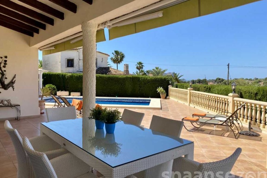 Villa Maia heeft vanaf het overdekt terras zicht op het zwembad en een wijds uitzicht over de bergen