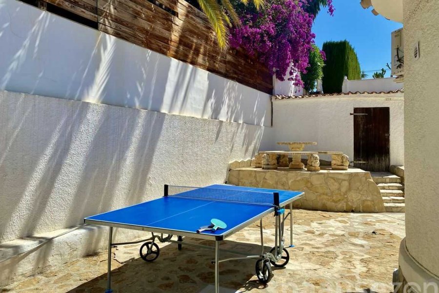 Casa Maia in Moraira heeft een tafeltennistafel in de tuin staan