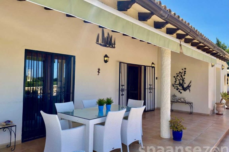 Villa Maia heeft verschillende terrassen met zitjes
