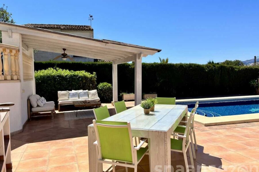 La Villa Maia à Moraira dispose, près du barbecue, d’une grande table à manger avec vue sur la piscine privée.