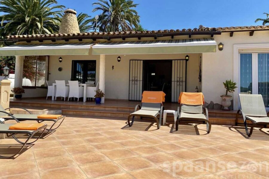 louer villa pour 6 personnes avec grand jardin à Moraira
