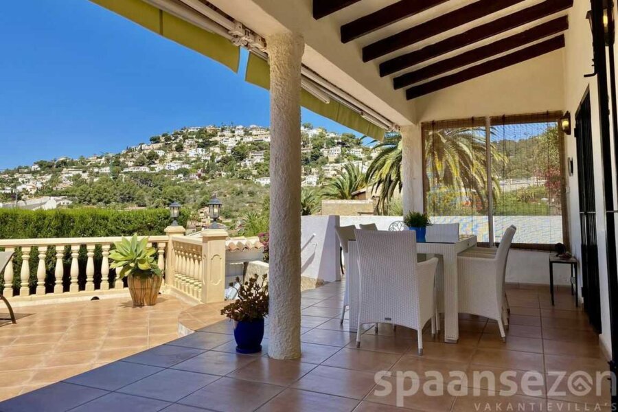La Villa Maia à Moraira dispose d’une terrasse couverte avec une vue magnifique