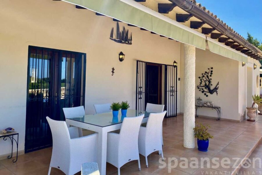 louer villa avec terrasse couverte avec vue sur la piscine à Moraira
