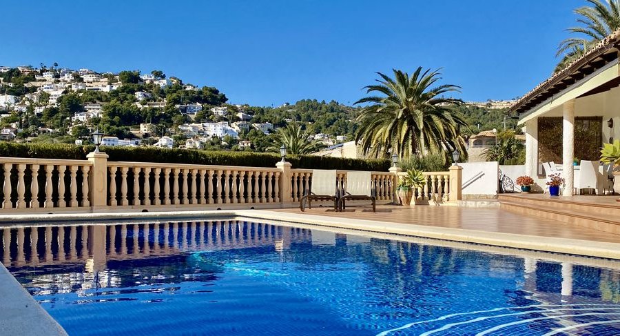 Villa Maia in Moraira met eigen zwembad en prachtig zicht op de bergen