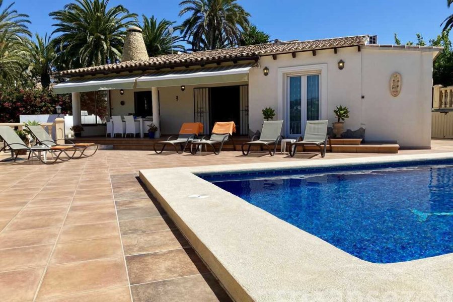 Spacious villa with great mountain views and private swimming pool