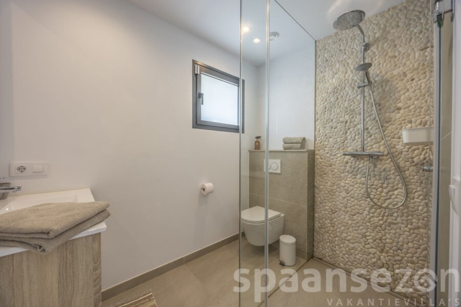 Holiday villa with modern 2 bathrooms