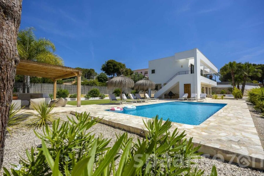 Vakantievilla Andrago in Moraira heeft een groot zwembad in de tuin