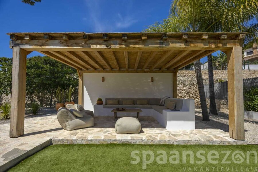 Vakantievilla Andrago heeft een aangelegde mediterrane tuin met sfeervolle overkaping