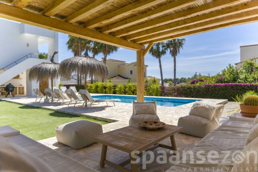 Vakantievilla Andrago in Moraira heeft een sfeervolle mediterrane tuin met prachtige overkaping voor de nodige schaduw