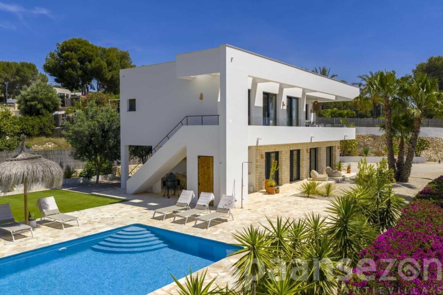 Vakantievilla Andrago in Moraira heeft een mediterrane tuin met groot prive zwembad