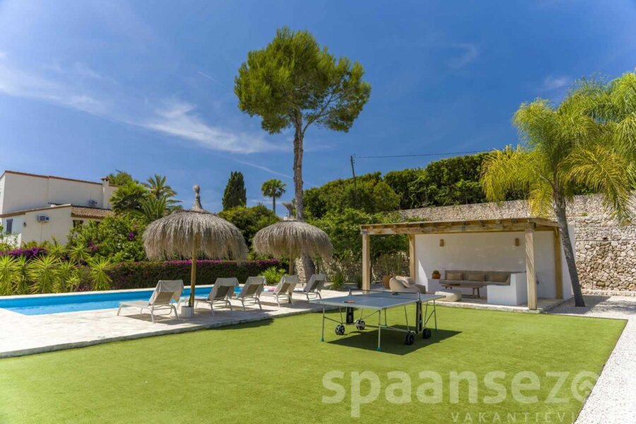 De sfeervolle mediterrane tuin van Vakantievilla Andrago in Moraira heeft een tafeltennistafel