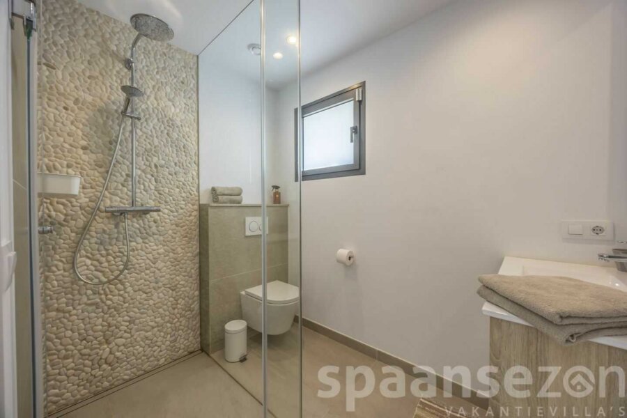 Villa Andrago heeft 2 badkamers