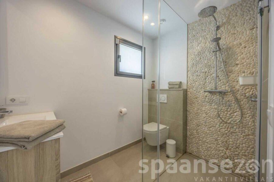 Villa Andrago heeft 2 badkamers