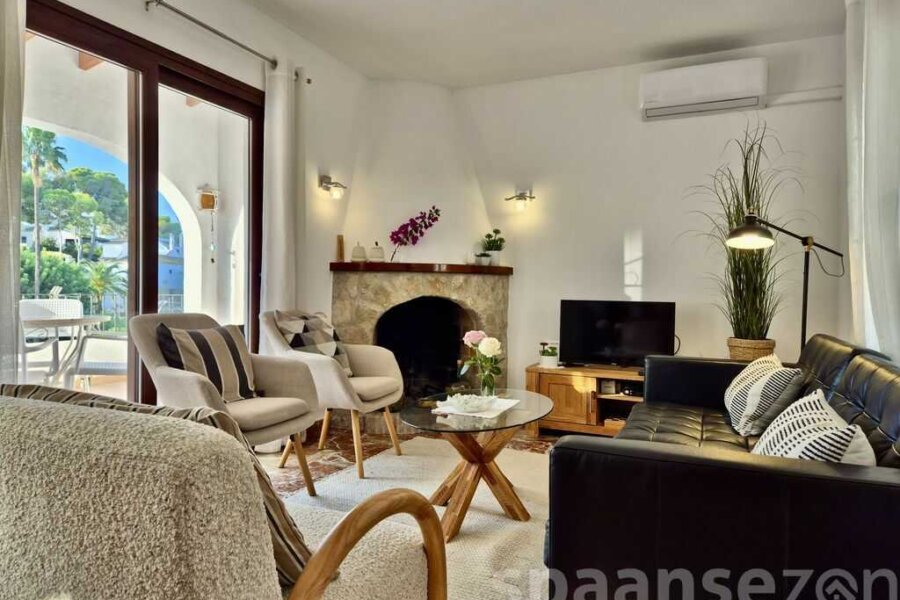 Casa Luciana heeft een lichte woonkamer met schuifdeuren naar het terras