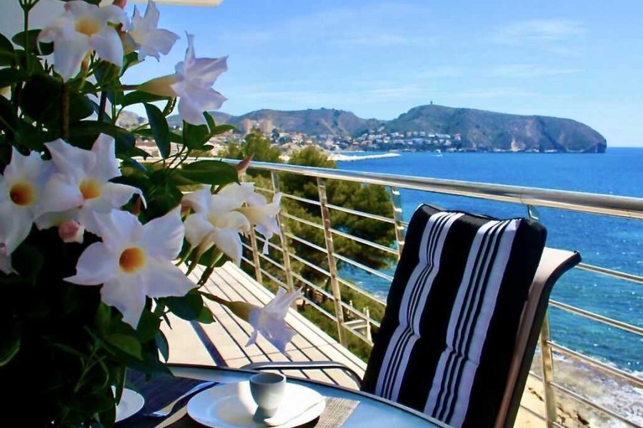 Appartement Delfin in Moraira met een ruim balkon en 1ste lijn zee