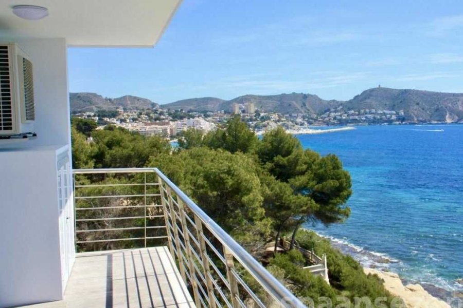 Appartement Delfin in Moraira met een ruim balkon en 1ste lijn zee