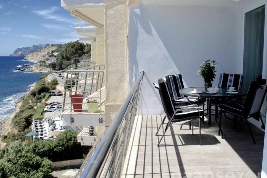 Appartement Delfin in Moraira met een ruim balkon en 1ste lijn zee