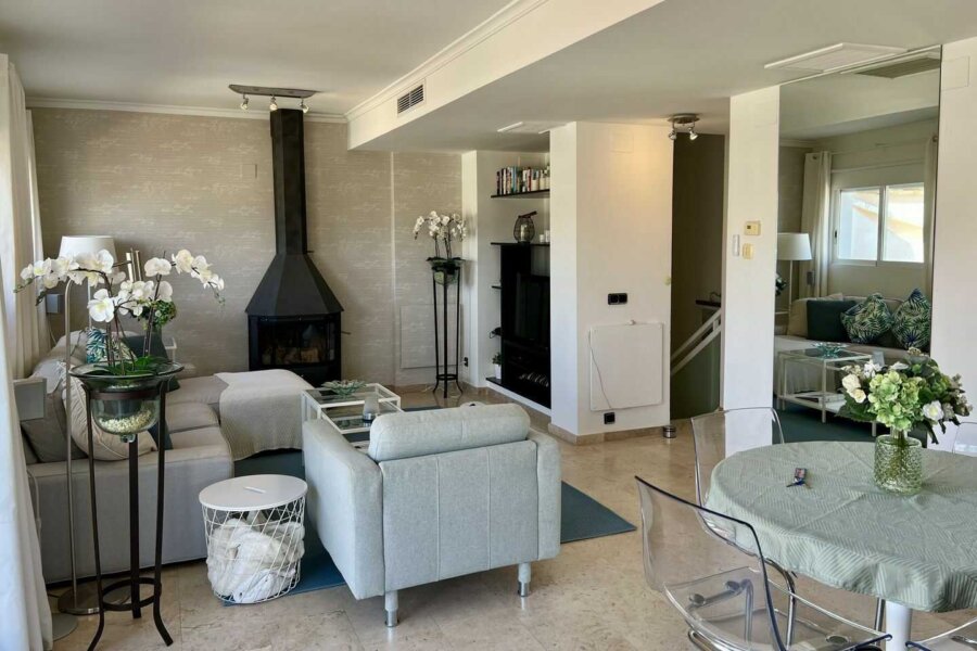 De gezellige lichte woonkamer van Penthouse Moraira I