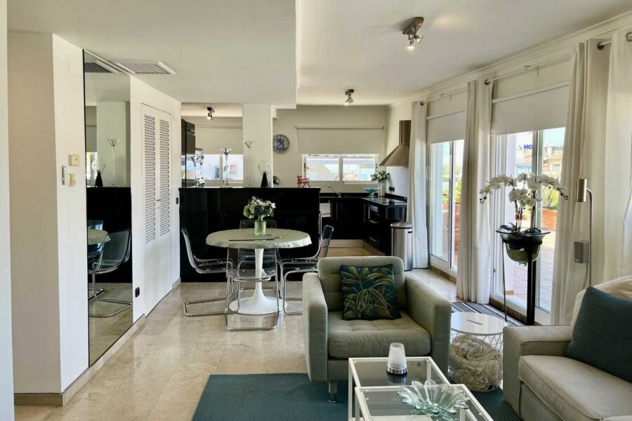 Penthouse Moraira I in Moraira heeft een gezellig ingerichte woonkamer met zicht op de open keuken