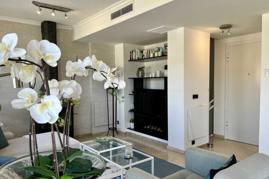 De gezellige woonkamer van Penthouse Moraira I heeft onder andere Nederlandse televisie