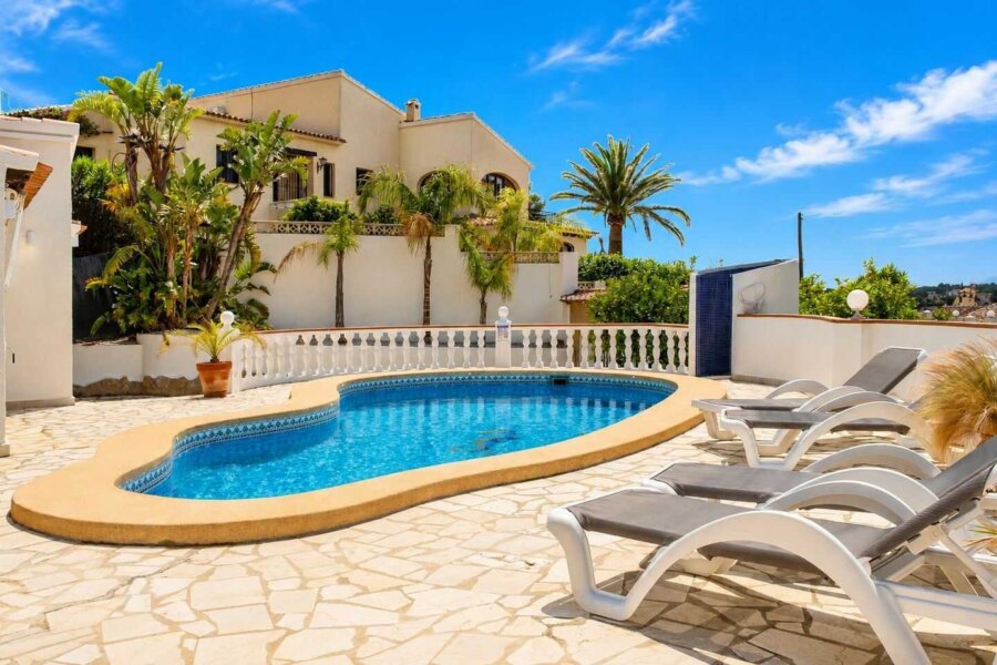 Piscine privée à la villa de vacances avec grande terrasse tout autour
