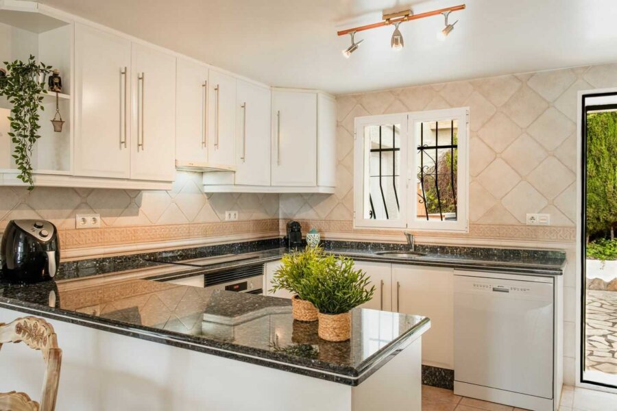 Vakantievilla Naranja in Moraira heeft een open keuken met zicht op het zwembad
