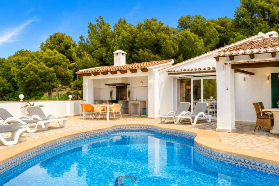 Vakantievilla Naranja in Moraira heeft een eigen niervormig zwembad