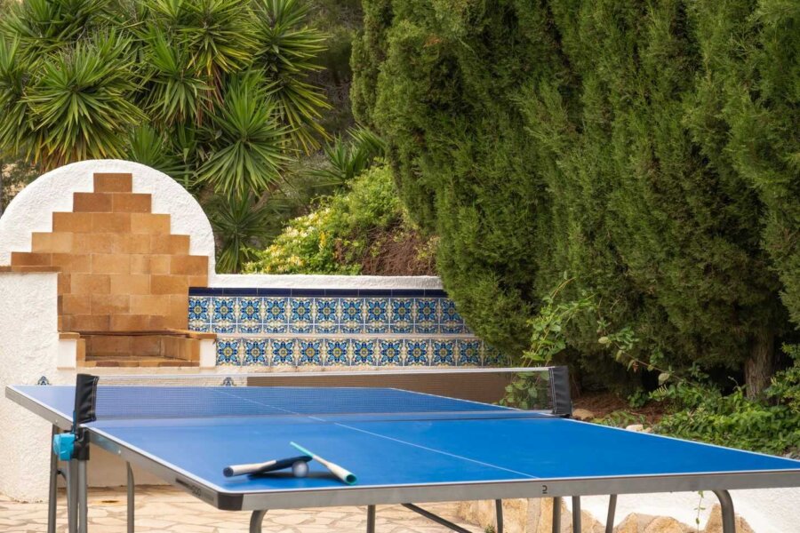 Villa Naranja in Moraira heeft in de tuin een pingpongtafel staan