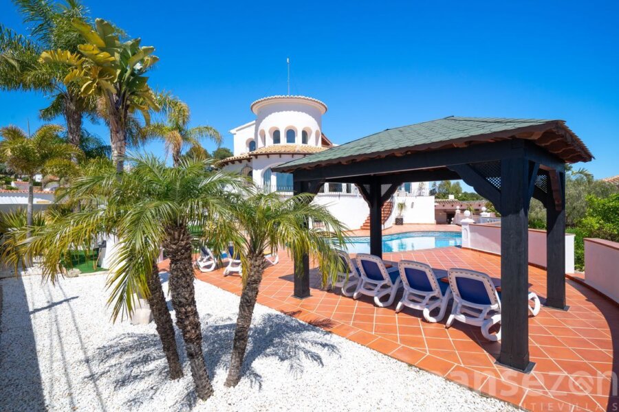 Mediterraner Garten mit großzügigen Terrassen, privatem Pool und vielen Sonnenliegen