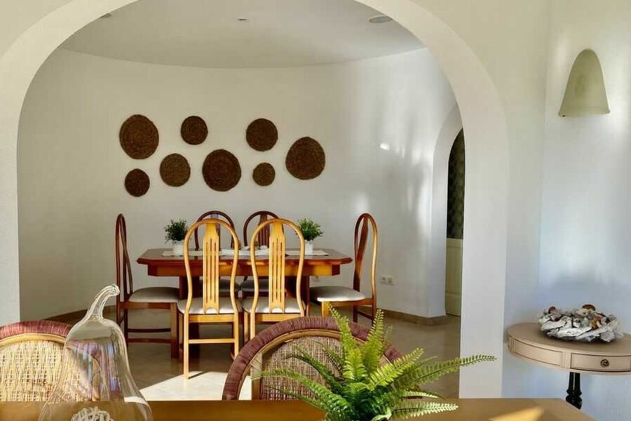 Zeezicht villa in Moraira heeft een gezellige eetkamer