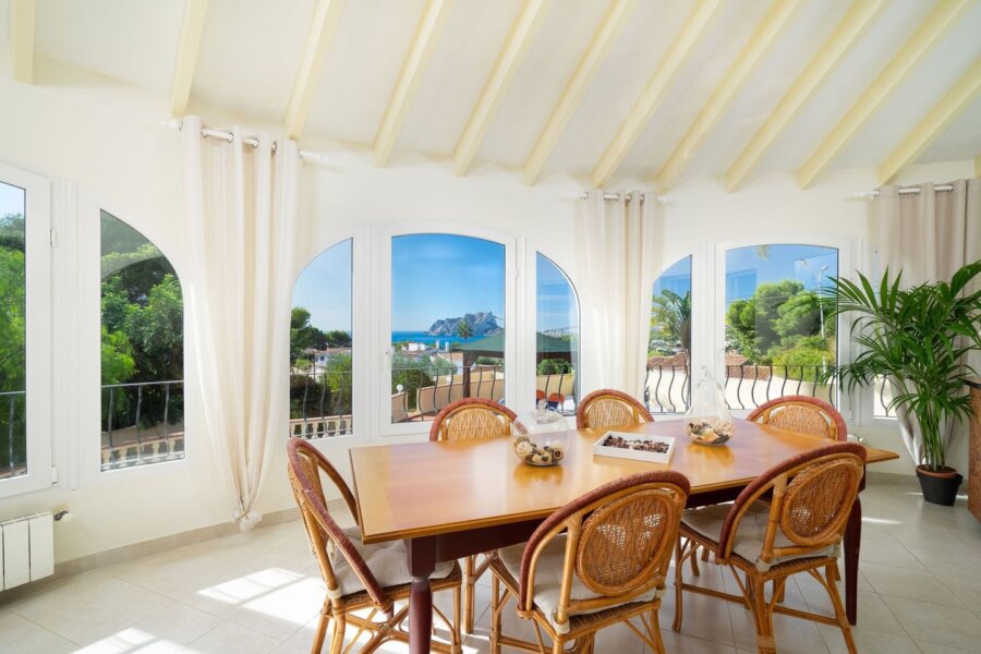 Villa Rosana in Moraira heeft vanuit de eetkamer een prachtig zeezicht