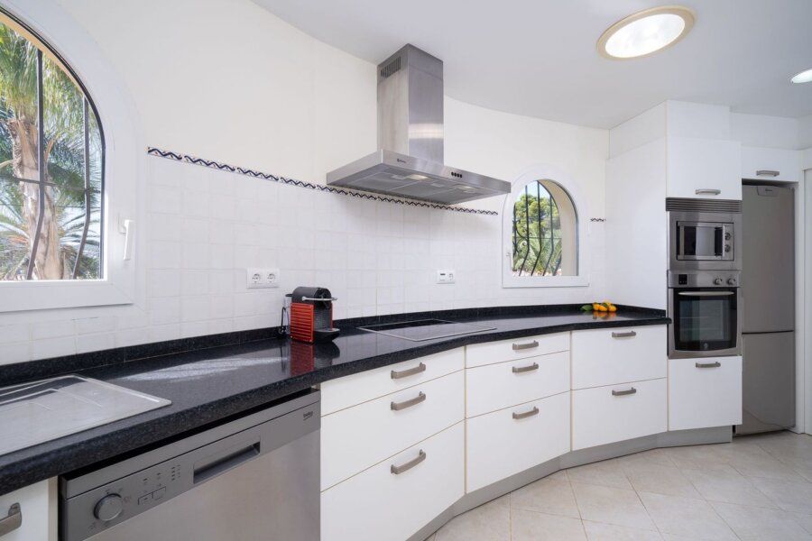 Zeezicht villa in Moraira heeft een complete halfronde keuken