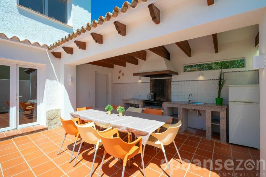 Zeezicht villa in Moraira heeft een barbecue terras met barbecue