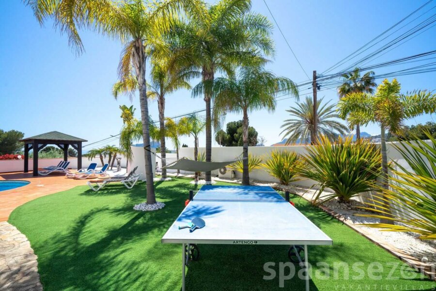 Zeezicht villa in Moraira met een pingpongtafel in de tuin